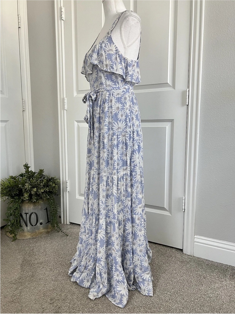 Paige Tevin Periwinkle Dress Daisy Floral Print Maxi Size S
$299 Ruffle NWT - Picture 12 of 12